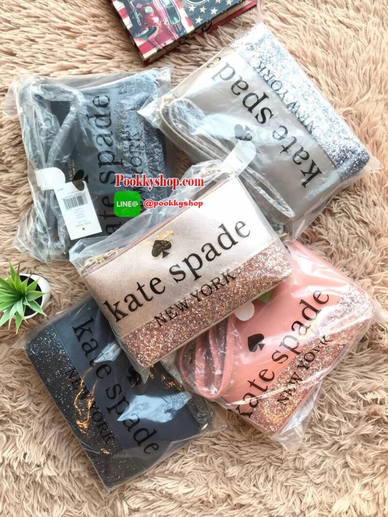 Kate Spade New York Greta Court Ramey Gritter Crossbody Bag กระเป๋าสะพายที่มีดีเทลเป็นกริชเตอร์วิ้งที่ก้นกระเป๋า ด้านบนหนังsaffiano เปิดปิดด้วยซิปเดียวด้านบน ภายในใส่กระเป๋าสตางค์ยาว มินิไอแพคได้ สายสะพายยาว118cmปรับไม่ได้ ขนาดกำลังดีสวยน่าใช้เลยคร้า!!