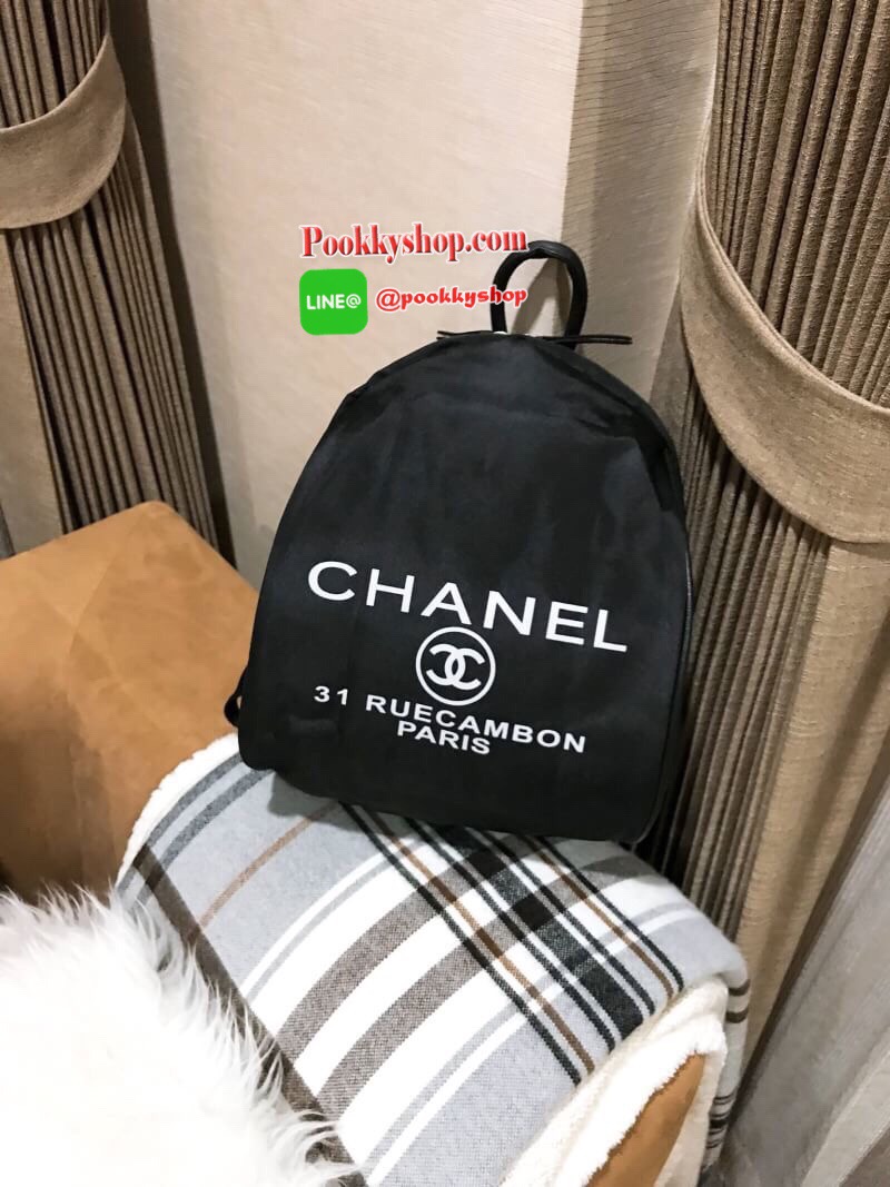Don’t Miss! CHANEL VIP GIFT NYLON BACKPACK กระเป๋าเป้ Limited Edition VIP Gift With Purchase (GWP) ของเเท้จาก Chanel Perfumes Counter วัสดุ NYLON เนื้อหนาสีดำตัดโลโก้แบรนด์สีขาว เปิดปิดด้วยซิป หัวซิปแบรนด์ ขนาดกำลังดี น้ำหนักเบา กันนำ้ดูแลรักษาทำความสะอาด