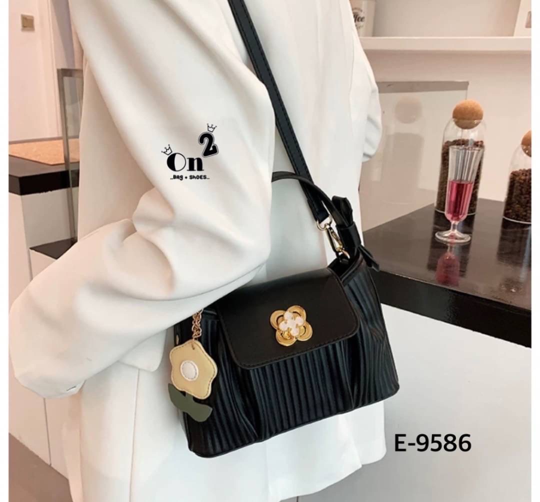 กระเป๋าสไตล์เกาหลีมาใหม่ หนังพลีทเล็กเย็บจีบด้านหน้า อะไหล่เปิดปิดรูปดอกไม้ มาพร้อมพวงกุญแจ+สายสะพายยาว