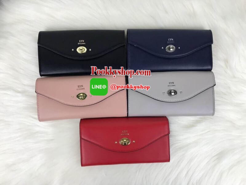 LYN AMOUR LONG WALLET กระเป๋าเงินใบยาวหนังเรียบ ปั๊มโลโก้แบรนด์ เปิดปิดแบบหมุนล็อก ด้านหลังใส่บัตรได้ ด้านในมีช่องซิปใส่เหรียญและช่องใส่บัตร พร้อมช่องธนบัตรตามยาว เป็นอีกรุ่นที่สวยน่าครอบครองค่า มีหลายสีมากๆ *มีถุงผ้า, ป้ายแท็ค*
