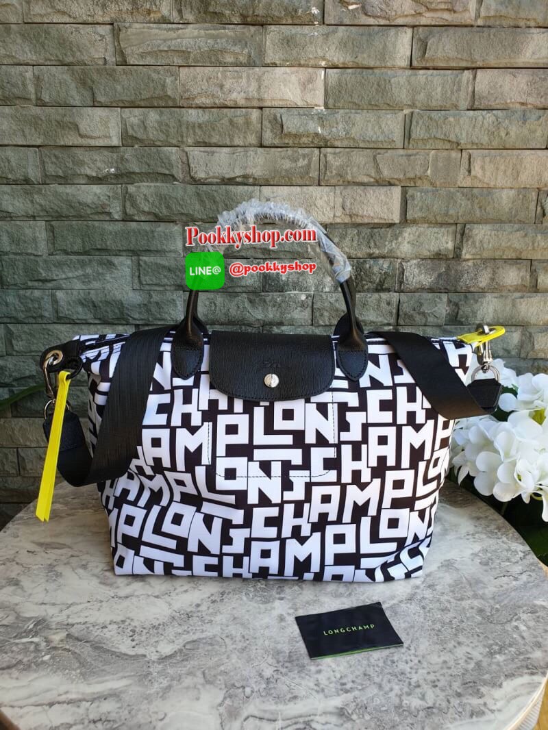 LE PLIAGE LGP TOP HANDLE BAG M รายละเอียด • วัสดุ: ผ้าใบ • อะไหล่: นิกเกิล • ตัวกระเป๋า: ผ้าใบโพลีอะไมด์เคลือบด้านใน • ตกแต่ง: หนังวัว รายละเอียดภายนอก • การปิด: ซิปและกระดุมสแน๊ป • สายสะพาย: ถอดออกได้ • ช่อง: 1 รายละเอียดภายใน • ช่องใส่ของ: 1 • จุของได้เ