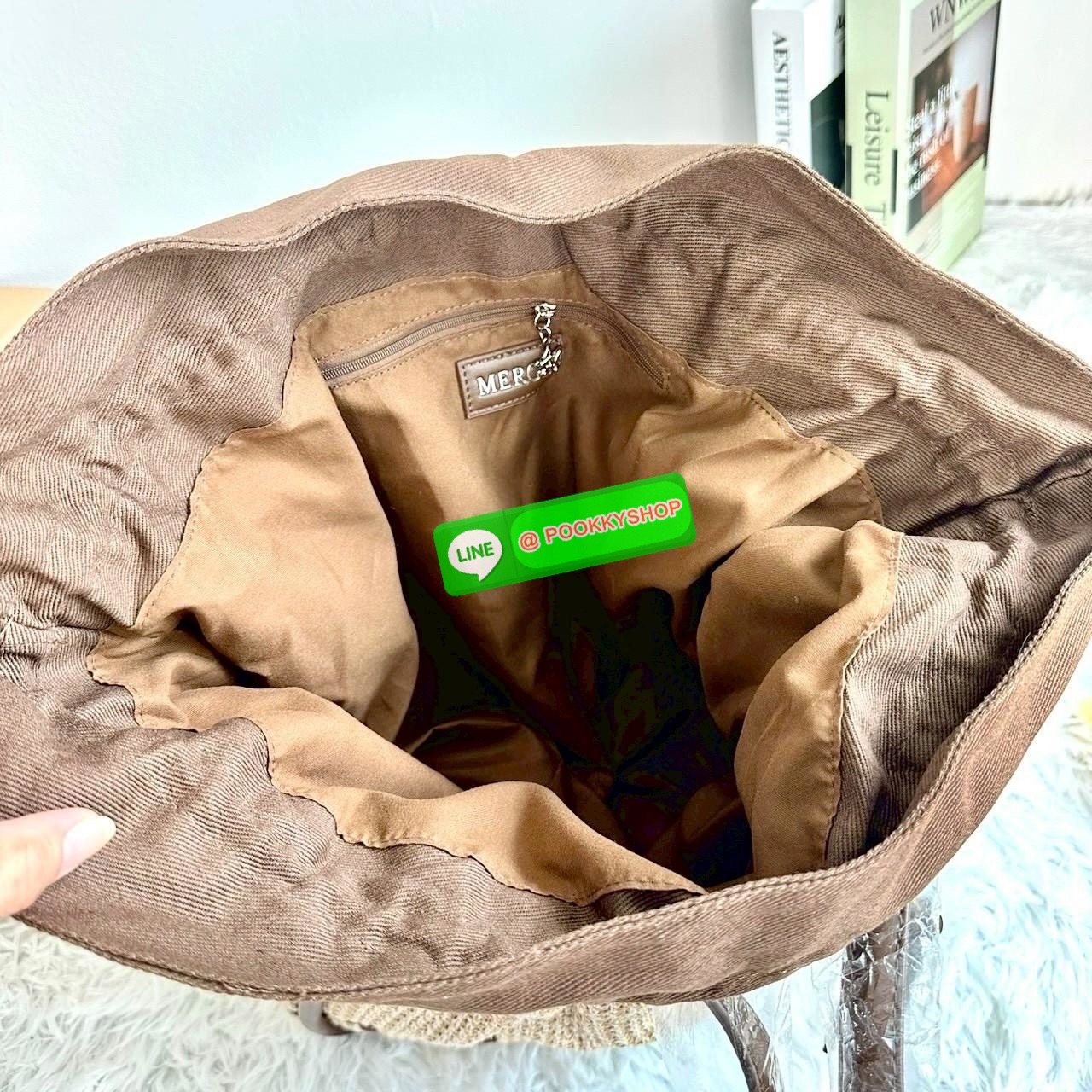 Merge A Day Bag SAND DUNE กระเป๋าทรงโท้ท พกไปทะเลก็ปัง ใช้ในเมืองก็สวยเกินต้านสานแน่น ทน แข็งแรง ไม่บอบบาง สามารถปรับได้สองรูปทรงด้านนายมีกระเป๋าหูรูดสามารถถอดออกได้ คุมโทนคาเฟ่-ทะเล สะพายถ่ายรูปมุมไหนก็เริ่ด ด้านในกว้าง จุเยอะ ใส่ของเที่ยววันหยุดสบาย ๆ