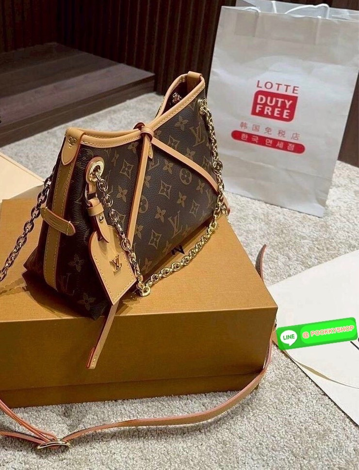 🕊️ พร้อมส่ง | LV CarryAll BB bag กระเป๋าสะพายแครี่ออล ไซส์ใหม่ ดีไซส์ใหม่สุดไอคอนิกปรับโฉมใหม่ประจำฤดูกาลในดีไซน์สุดชิค ตกแต่งสายโซ่สีทองงดงามด้วย Monogram Flower เสริมดีเทลอันเป็นเอกลักษณ์อย่างเนมแท็กหนังสีตัดกันเข้ากับสีเชือกรูดปิดกระเป๋าอย่างลง