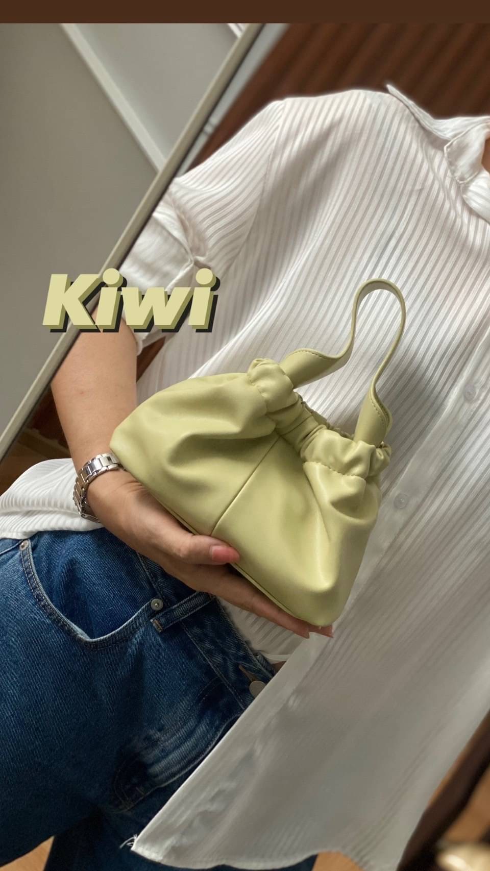 Soft Pu with Delicious color size 22x10x16 cm กระเป๋าน่ารัก สไตล์เกาหลี สีสันสดใส หนังพียูนุ่ม มาพร้อมสายสะพาย 1 เส้น แมชได้หลายลุค น้ำหนักเบา จุของได้เยอะค่า
