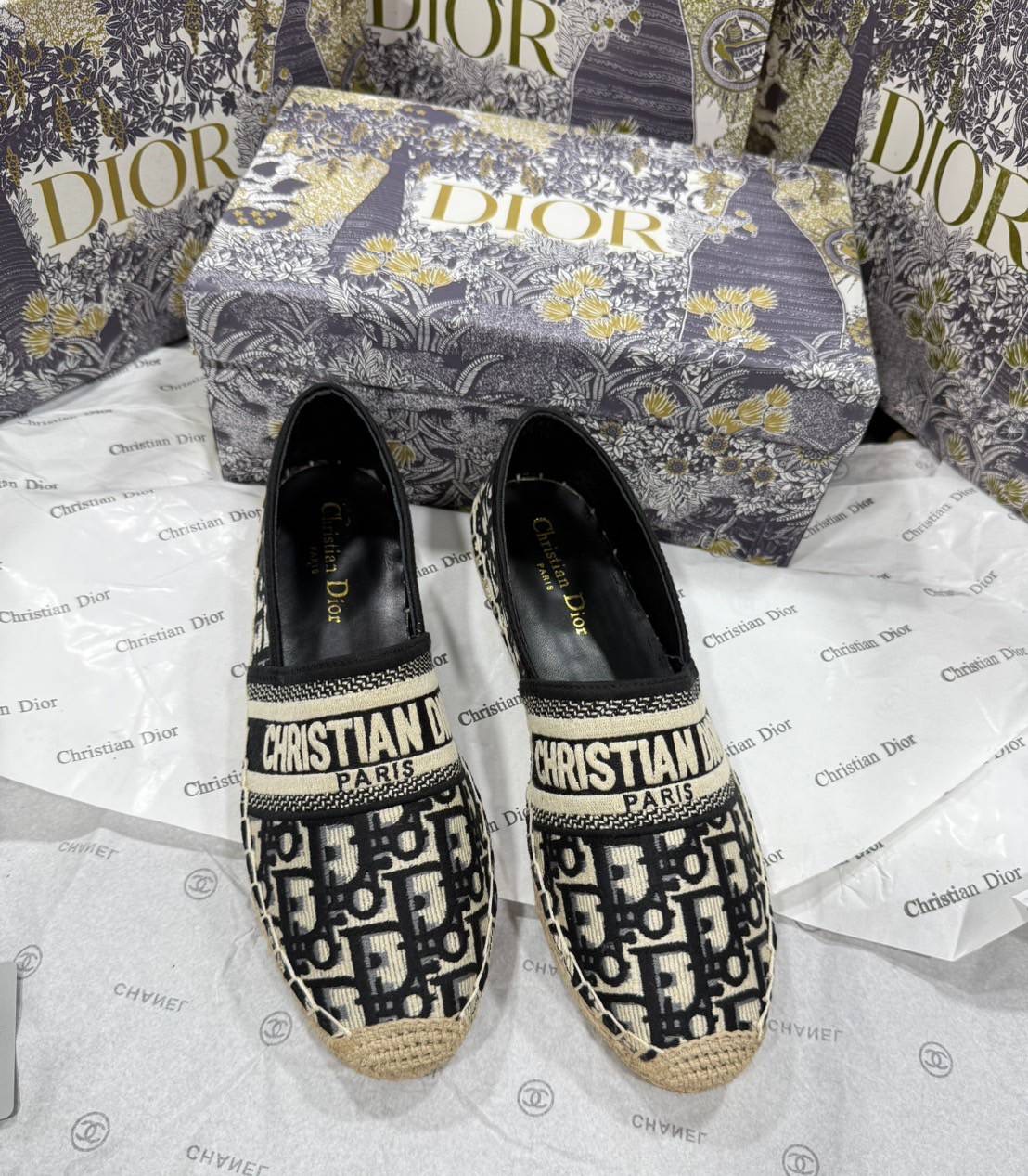 DIOR ESPADRILLES รองเท้าดิออร์ทรง DIOR ESPADRILLES พร้อมส่ง สวยมาก ตัดเย็บขึ้นทรงจากของแท้ พื้นนิ่ม มีกันลื่นค่ะ ใส่สบาย น้ำหนักเบา ไม่บีบเท้า มาพร้อมอุปกรณ์ครบตามรูป