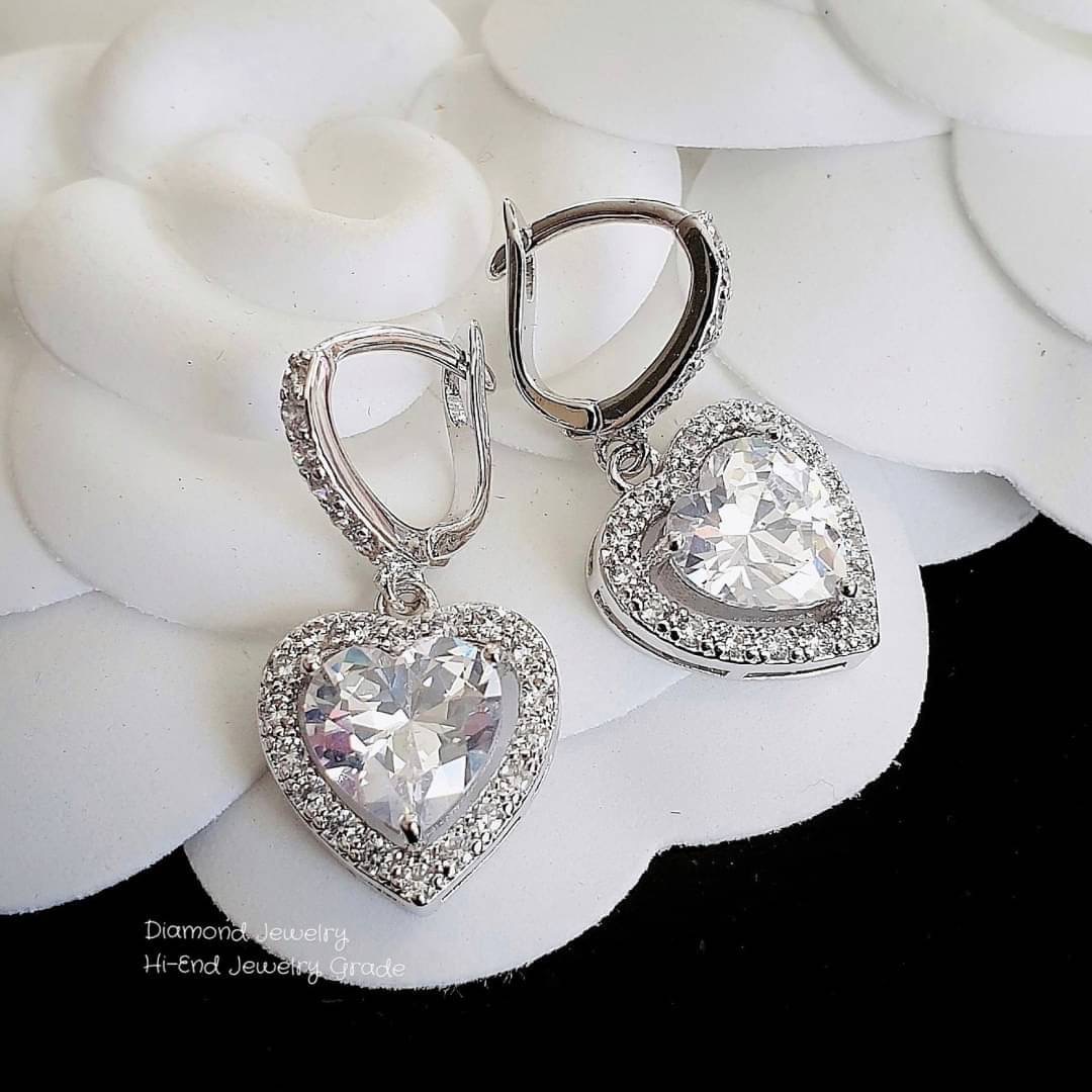 New Arrival !!!!!! ต่างหูเพชร CZ แท้ ห่วงเพชร งานสวยหรู เพชรละเอียด มีไฮโซมากๆค่ะ ดีไซส์สวย รุ่นนี้การันตีความสวยเลยนะคะ เพชรวิ้ง เพชรเยอะ เพชรละเอียดม้ากกกก