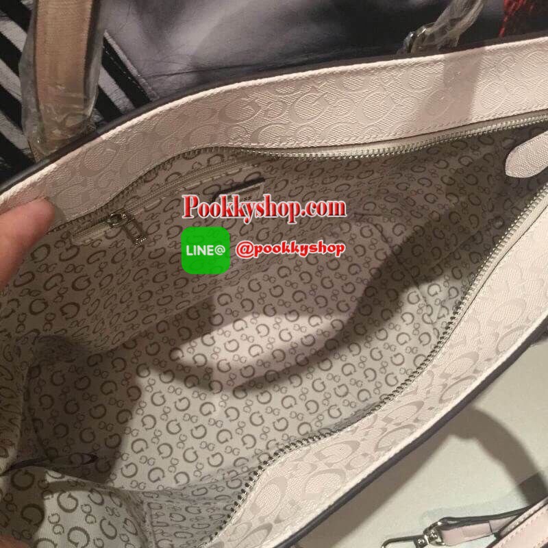 GUESS DELANEY TOTE BAG กระเป๋าทรง shopping วัสดุหนังแก้วเงาสวย น้ำหนักเบา ด้านหน้าประดับด้วยโลโก้แบรนด์สุดหรู เปิดปิดกระเป๋าด้วยซิปสะดวกใช้ ด้านในโล่งกว้าง มีช่องซิปและช่องเล็กสำหรับใส่ของ ซับในลายแบรนด์ รุ่นนี้มาพร้อมสายสะพายยาวปรับได้ ถอดได้ จะใช้แบบสะพ