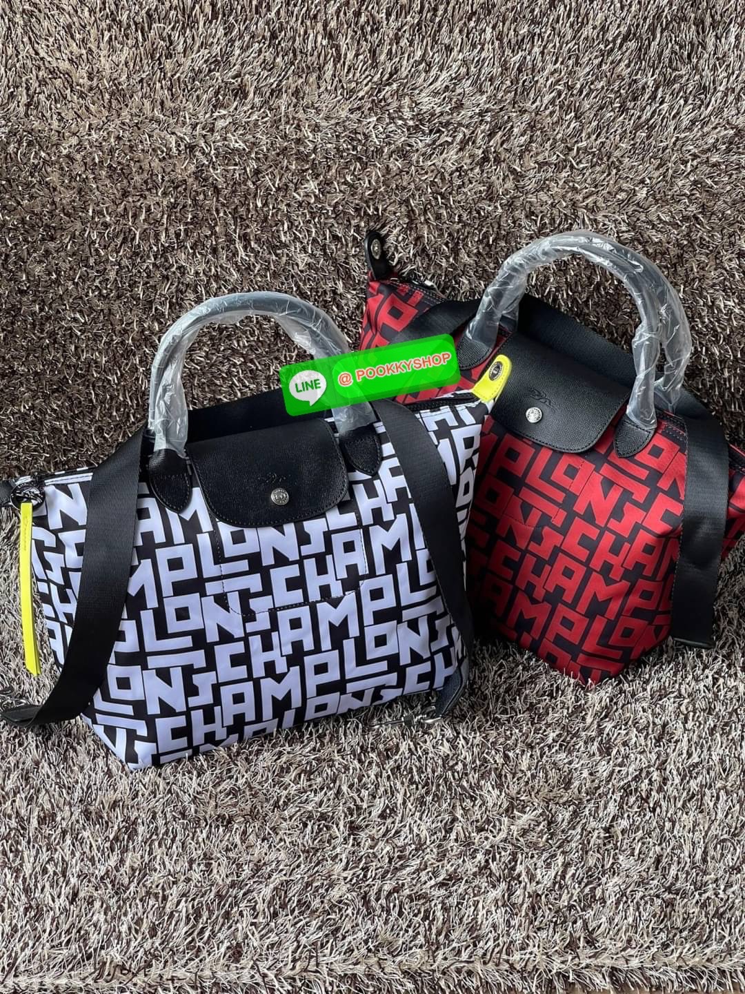 💕Longchamp LE PLIAGE LGP TOP HANDLE BAG M พบกับคอลเลคชั่นใหม่ล่าสุด มีดีไซน์ที่เรียบหรูและคลาสสิก แฝงด้วยลูกเล่นแบบเฟมินีน แถมยังมีน้ำหนักเบาอย่างไม่น่าเชื่อ มาพร้อมกับหูจับกระเป๋าคู่และฝาปิดแบบกระดุม กระเป๋าถือใบนี้สามารถใช้ถือแบบทั่วไป มีสายสะพา