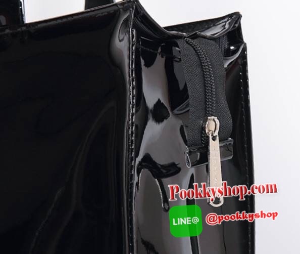 Restock พร้อมส่งแล้วค่ะ! Harrods London Top-handle Shopping Bag Large กระเป๋า Shopping Bag (Size L) แบรนด์ดังจากอังกฤษไอเท็มยอดนิยม PVC+Polyester 100% ของแท้ใบใหญ่ เนื้อหนาอยู่ทรง กันน้ำ แข็งแรง น้ำหนักเบา เปิดปิดด้วยซิปสะดวกใช้หัวซิปปั้มโลโก้แบรนด์อะไหล่