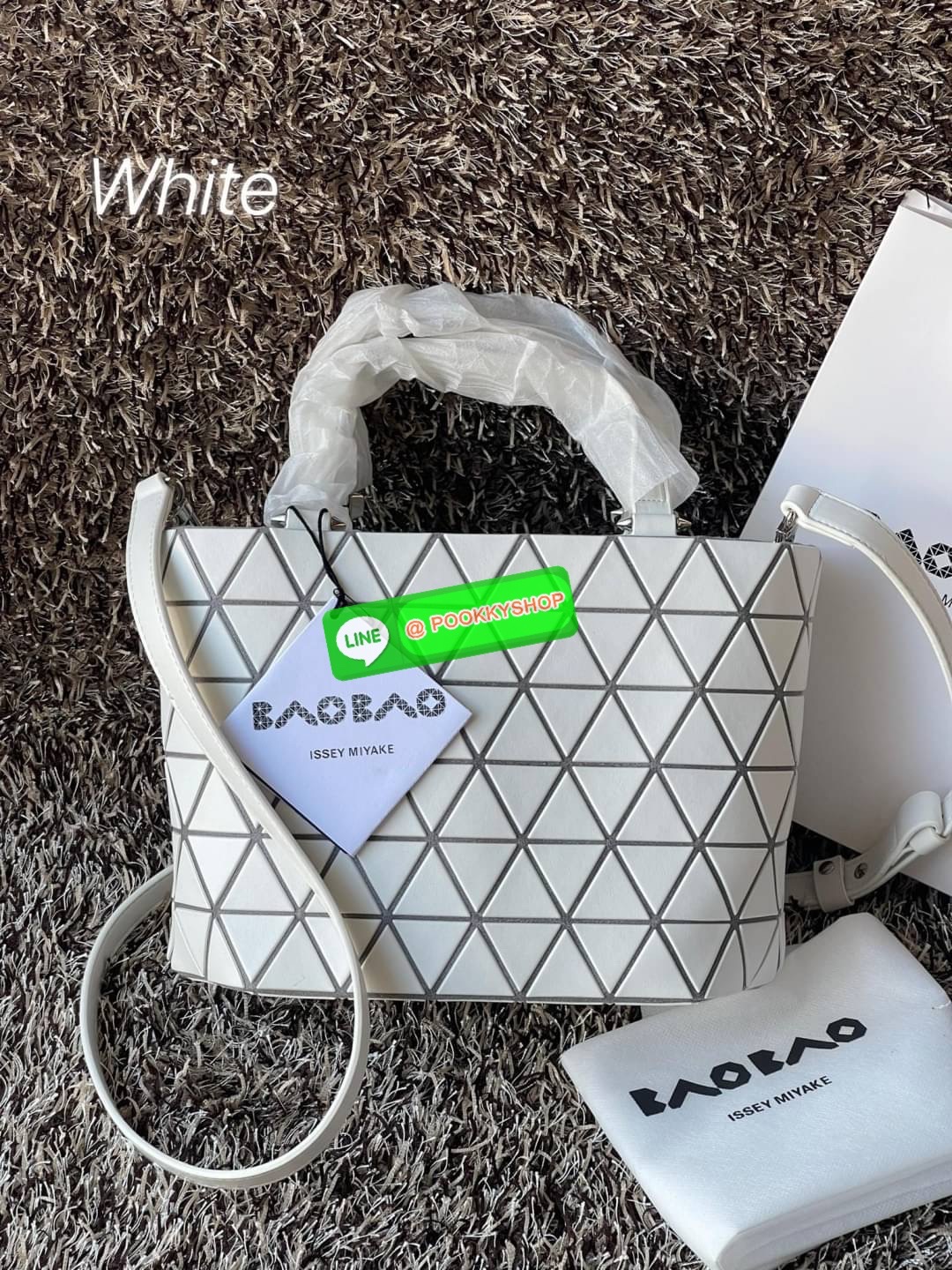 💕BAO BAO ISSEY MIYAKE MATTE CRYSTAL SMALL TOTE เป็นกระเป๋าทรงโท้ทที่มีความพิเศษด้วยการออกแบบแผ่นสามเหลี่ยมแบบใหม่จัดเรียงต่อกันในแนวตั้งเสริมกระเป๋าให้ดูหรูหรา ทันสมัย และดูมีเอกลักษณ์เป็นของตัวเอง อีกทั้งยังมีโครงสร้างฐานตาข่าย นอกจากช่วยให้กระเป