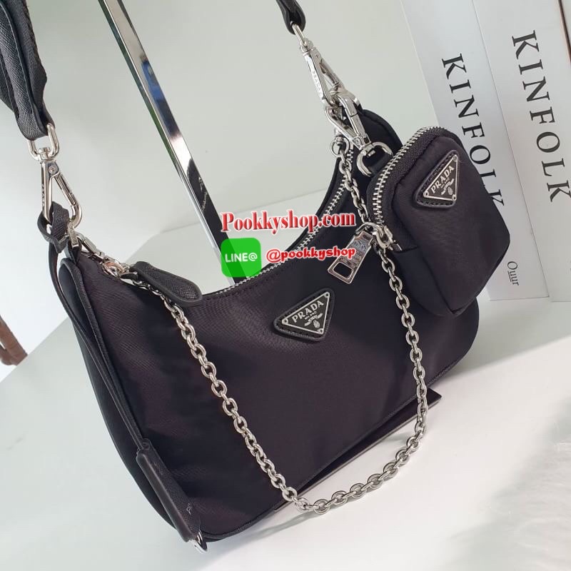 พร้อมส่งรุ่นใหม่ กำลังมาแรงมากค่ะ กับแบรนด์ PRADA ใบเดียวคุ้มมากค่ะ อุปกรณ์ ครบชุด ซื้อ1ได้ถึง3ไอเท็ม ทั้งสายยาว และกระเป๋าใส่เหรียญ และป้ายแท็คหนัง อย่างดี อะไหล่ปั้มแบรนด์แท้ทุกจุด วัสดุทำจากผ้า Nylon อย่างดี กันน้ำได้ อยู่ทรงสวย สามารถใส่กระเป๋าตังค์ใบ