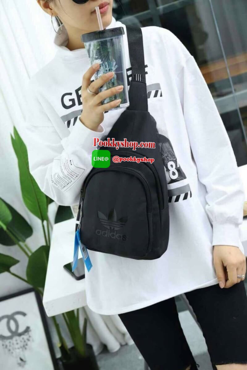 Adidas Expect Originals Bag กระเป๋าสะพายคาดอก ขนาดกลาง วัสดุหนังpu หนังนิ่ม กันน้ำได้ ด้านหน้าสกรีนโลโก้แบรนด์ มีช่องซิปใหญ่ใช้งานได้2ช่อง ภายในมีช่องแยกใส่มินิไอแพค หรือกระเป๋าสตางค์ทรงยาว สายสะพายปรับความยาวได้ฟรีไซส์ ใช้ได้ทั้งผู้หญิงและผู้ชายเท่ๆเลยคร