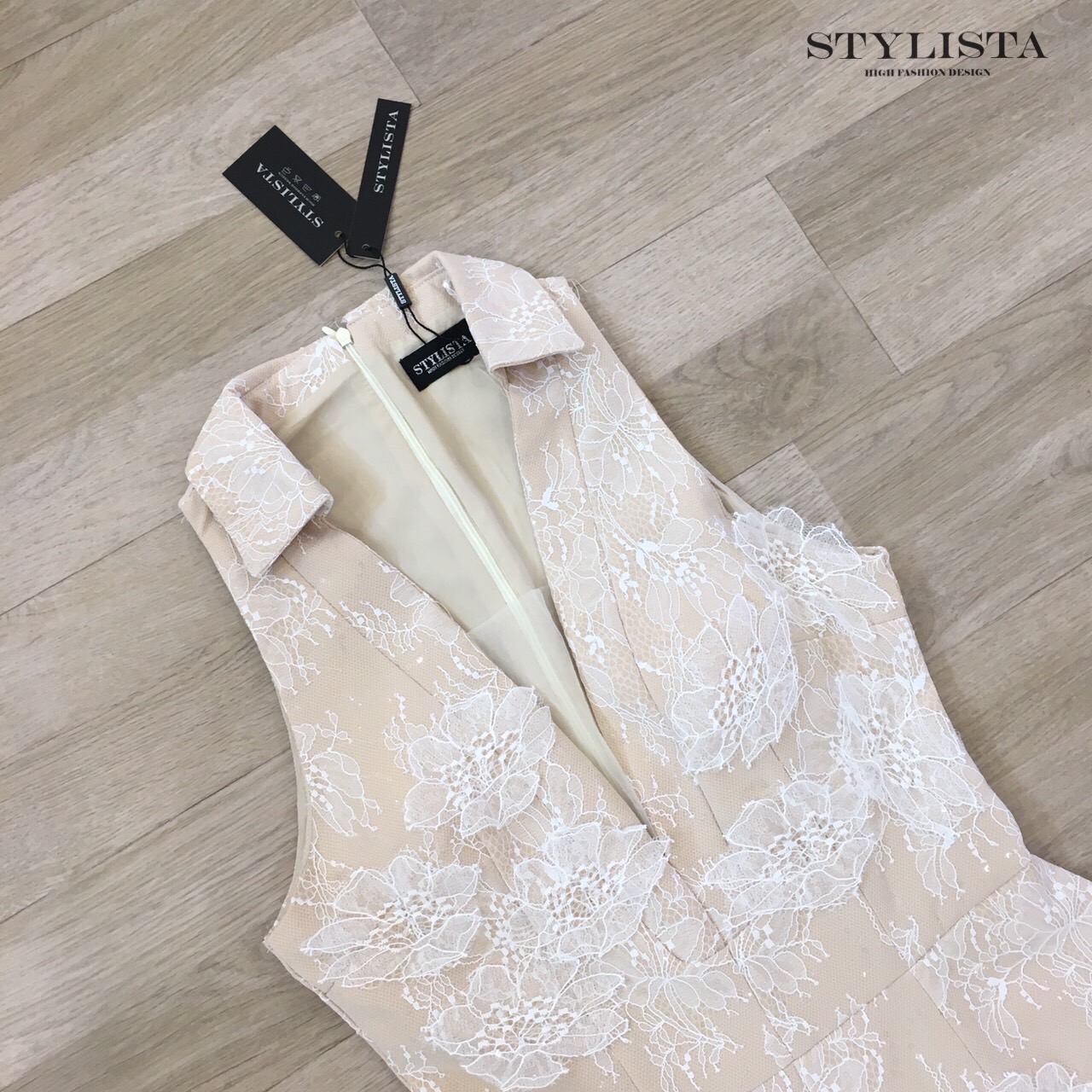 จั๊มสูทแฟชั่น จั้มสูทลูกไม้สีครีม – สไตล์หรูหรา หวานปนเซ็กซี่ที่ควรมีติดตู้!