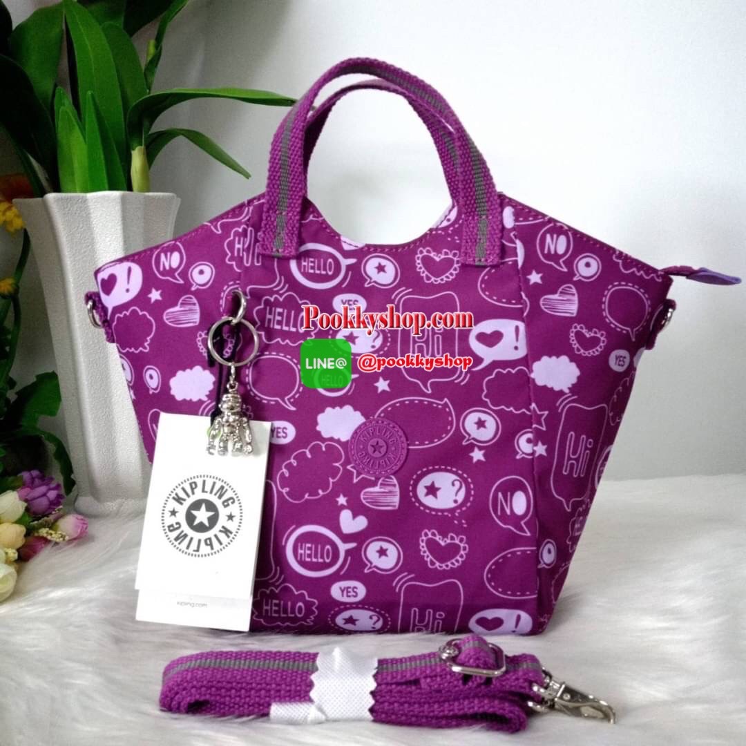 KILING NORI Handbag & Shoulder bag กระเป๋าถือหรือสะพายขนาดกลาง ทำจากวัสดุ ผ้า Nylonเคลือบ+Polyester น้ำหนักเบา จุดเด่นที่ช่องหลักมีขนาดใหญ่ พร้อมช่องซิปแยกย่อย สามารถใส่สัมภาระได้เยอะ มาพร้อมสายสะพายยาว สามารถปรับระดับได้ตามความต้องการ มีพวงกุญแจลิงห้อยตา