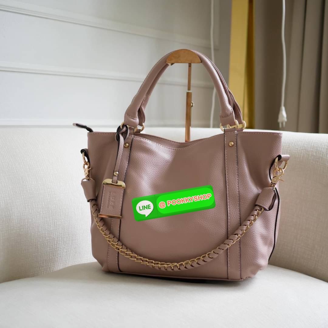 LUXE กระเป๋าเอนกประสงค์ สะพายได้ 3 แบบ เอาไปทำงานเหมาะมากๆ เพราะใส่ เอสี่ ได้ รุ่น Renaise (เรเนส) ใบใหญ่ แต่เบา! เริ่ดมากๆ สายสะพาย 2 เส้น สะพายได้ถึง 3 แบบ ลุคไหนก็เอาอยู่