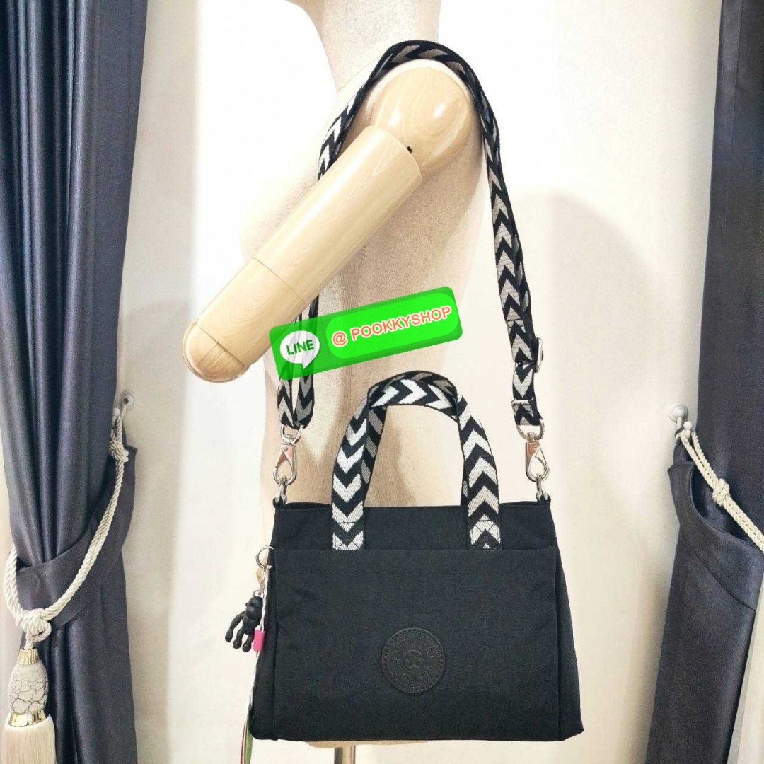 Kipling Kanaan กระเป๋าถือหรือสะพาย ขนาดเล็ก กะทัดรัด ดีไซน์เรียบ หรู วัสดุ ด้านนอก Nylon+ ซับใน Recycled Polyester มีช่องแยกใช้งานหลายช่อง ประกอบด้วย -ช่องซิแด้านหน้า 1 ช่อง -ช่องใช้งานหลักด้านใน 1 ช่อง พร้อมช่องแยกจัดเก็บ และ ช่องซิปย่อย -ด้้านหลังมีช่อง