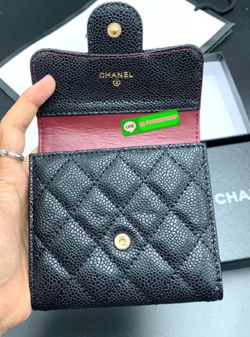 กระเป๋าสตางค์ Chanel หนังแกะเรียบ & คาเวียร์ สวยอยู่ทรง ด้านหน้าประดับโลโก้แบรนด์สวยน่าใช้ เป็นกระเป๋าขนาดกลางสามพับ ดูดีมีระดับใช้ได้ทุกโอกาส มีช่องใส่เยอะธนบัตร ช่องใส่บัตรมากกว่า 9 ช่อง และในอีก 1 ช่อง เปิด-ปิดด้วยกระดุม