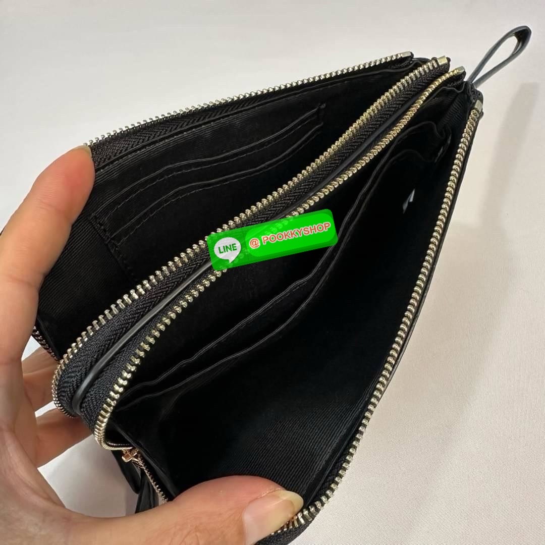 กระเป๋าคล้องมือ COACH 87591 DOUBLE CORNER ZIP WRISTLET IN SIGNATURE CANVAS (COACH 87591 ） กระเป๋าคล้องมือ2เซิปใหญ่ ลายCหนังและ ด้านในเป็นผ้า แบ่งเป็นช่องเล็กๆใส่เหรียญใส่แบงค์ใส่บัตร แล้วแต่จะใส่มีหลายช่อง ใส่โทรศัพท์ได้ทุกรุ่นพร้อมสายคล้องมือ