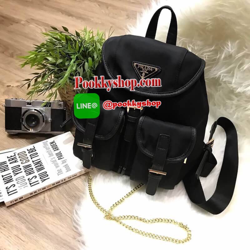 Don't Miss! PRADA MINI BACKPACK WITH POCKET Gift With Purchase Limited Edition พรีเมี่ยมกิ้ฟจากเคาน์เตอร์แบรนด์วัสดุ Nylon เนื้อหนาคุณภาพดีตามแบบฉบับของแบรนด์ ขนาดกำลังน่ารักด้านหน้ามีโลโก้แบรนด์ มี Pocket หน้า2ช่อง หัวซิปและอะไหล่ปั้มแบรนด์ เปิดปิดด