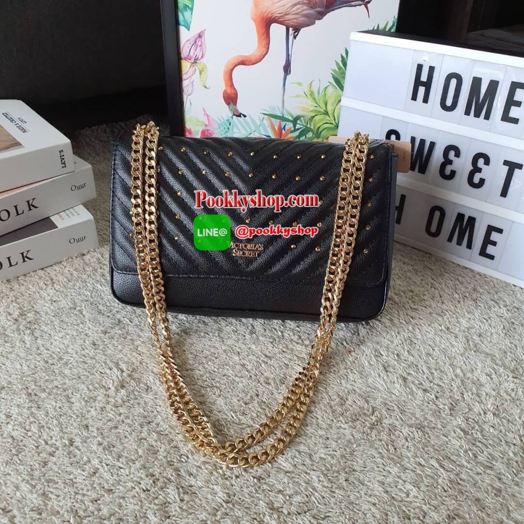 NEW ARRIVAL 2019 !! VICTORIA SECRET CROSSBODY BAG แบรนด์ดังจากอเมริกาสุดฮิตของวัยรุ่น กระเป๋าสะพาย หนังสังเคราะห์นิ่มอยู่ทรง อะไหล่ทอง ด้านหน้าประดับชื่อโลโก้แบรนด์ ขนาดน่ารักกำลังดี เปิดปิดด้วยฝากระดุมแม่เหล็ก ภายในบุลายปั้มแบรนด์ มีช่องเล็กใส่ของจุกจิก