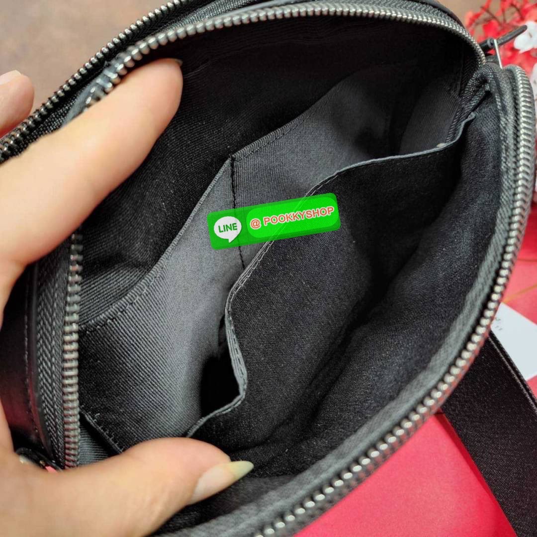 กระเป๋าสะพายข้างผู้ชาย COACH Graham Crossbody In Blocked Signature C9965 กระเป๋าผ้าเคลือบซิกเนเจอร์และหนังอย่างดี ภายในกระเป๋าเอนกประสงค์ ปิดซิปคู่ ซับในผ้า กระเป๋าสลิปด้านนอก สายปรับได้ยาว 25 นิ้ว สำหรับสะพายไหล่หรือสะพายข้าง