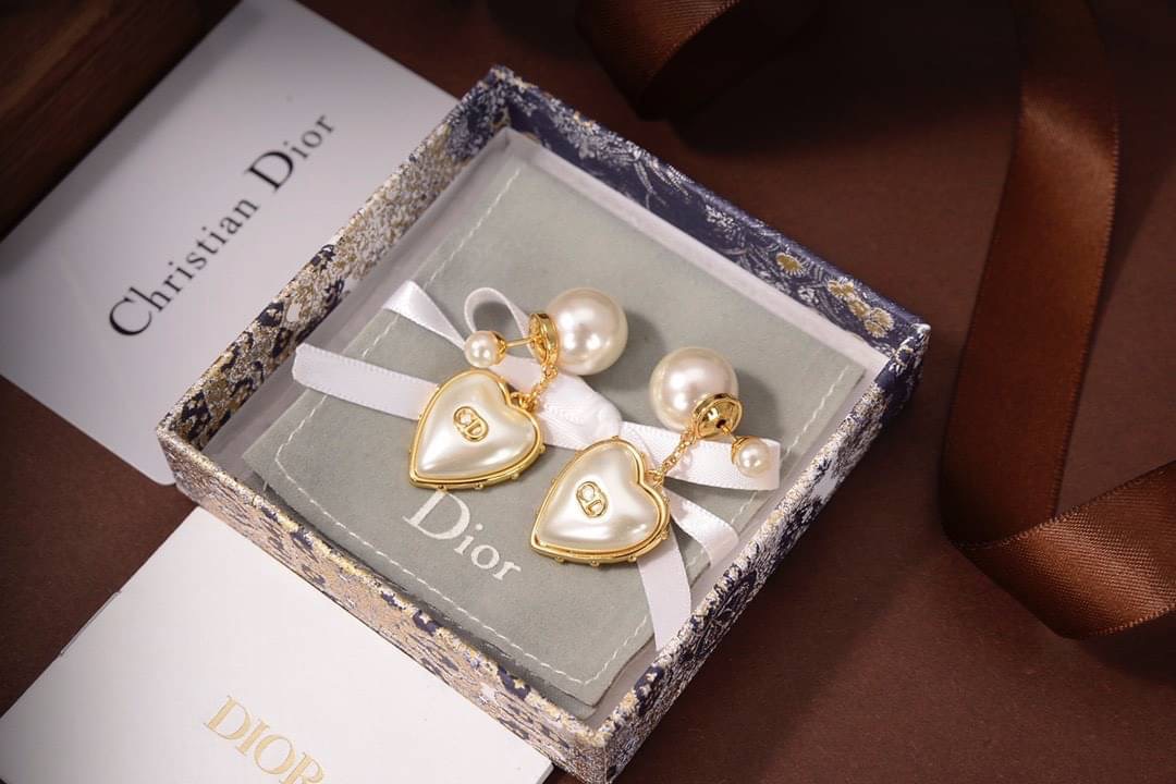 Super Hi-End Quality !!!!! ((เกรด 1:1 ดีที่สุดในท้องตลาด แสตมครบค่ะ)) Dior Tribales Earrings คอลเลคชั่นใหม่ล่าสุดเลยคร่า งาน 1:1 เหมือนในช็อปเป๊ะๆ ต่างหูดิออรุ่นใหม่ ล่าสุดชนช็อป ดีไซน์สวยมากๆค่ะ ประดับอะไหล่ทองเงาอย่างดี งานสวยไร้ที่ติดนะคะ สาวกดิออต้องไ