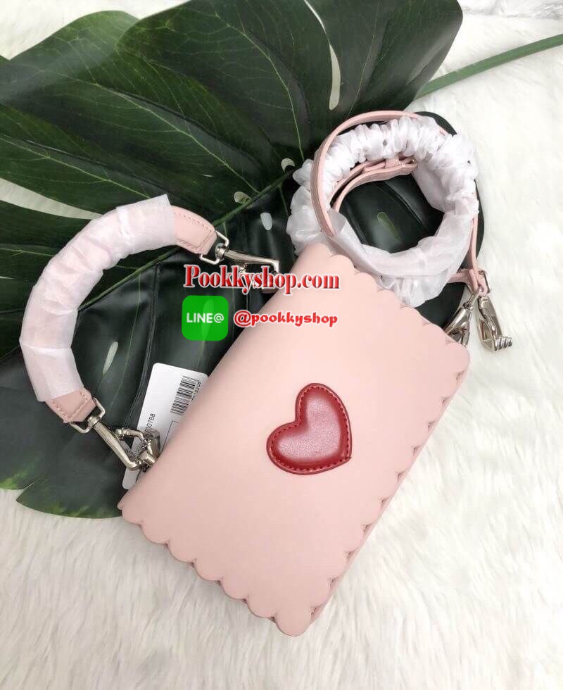 New arrival !!! Limited edition CHARLES & KEITH crossbody bag 2018 !!!! รุ่นหายาก นำเข้ายากมากกกจร้าา จำนวนจำกัด!!! กระเป๋าหิ้วหรือสะพายข้างได้ หนังเรียบ น้ำหนักเบา ด้านหน้ามีรูปหัวใจสีแดง แต่งขอบกระเป๋าสวยมากๆค่ะ เปิดปิดกระเป๋าแบบกระดุมแม่เหล็ก ภายในโล่ง