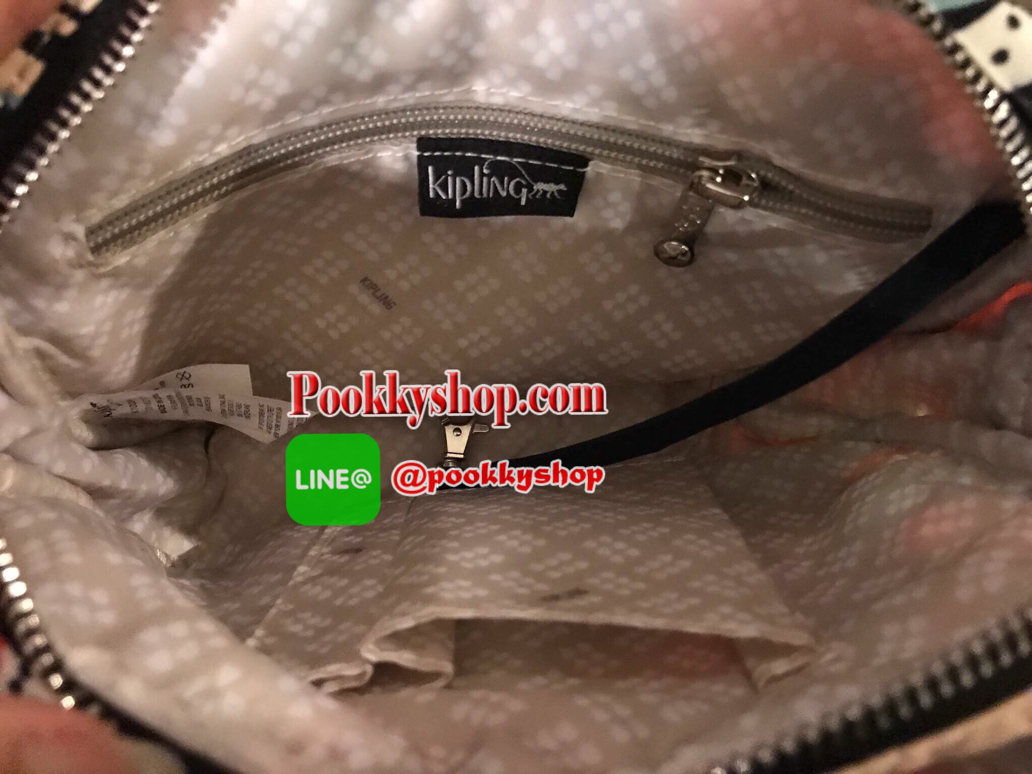 พร้อมส่งความน่ารัก! KIPLING Nuria Crossbody Quilt 2017 กระเป๋าสะพายวัสดุ Nylon + Polyester 100% บุหนานุ่ม มีดีเทลเย็บด้ายเป็นข้าวหลามตัดขนาดกำลังดี สายสะพายยาวเลื่อนปรับได้ ปรับสั้นสะพายไหล่ หรือยาว Crossbody ได้ เปิดปิดด้วยกระดุมแม่เหล็กและซิป หัวซิปโลโก