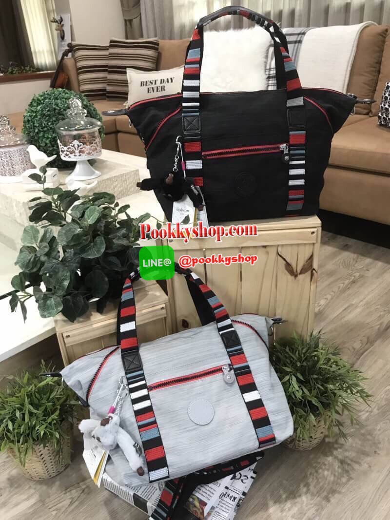 NEW ARRIVAL! KIPLING ART NYLON HANDBAG กระเป๋าถือหรือสะพายรุ่นแนะนำวัสดุ Nylon+Polyester100% น้ำหนักเบา โดดเด่นที่สามารถรูดซิปมุมกระเป๋าเปลี่ยนทรงได้ไม่จำเจ มีหูหิ้วสะพายไหล่เเละสายยาว crossbody เลื่อนปรับระดับได้ มือจับหูหิ้วเป็นหนังปั้มโลโก้ เปิดปิดด้วย