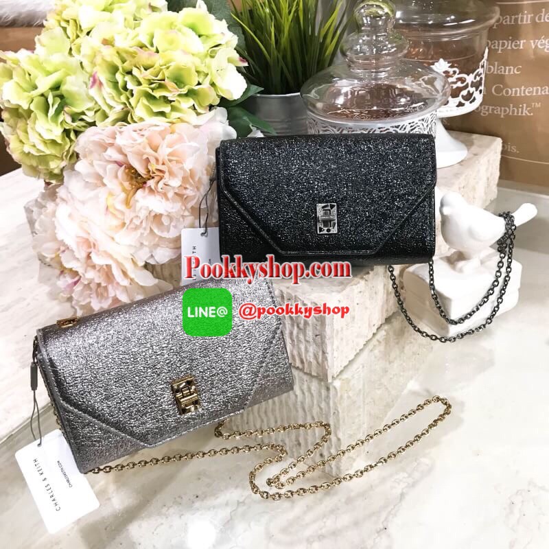 Don’t Miss! NEW! CHARLES & KEITH Embellished Turn-Lock Clutch กระเป๋าสะพายคลัชทรงกล่องรุ่นใหม่ชนช็อปวัสดุ Synthetic Leather มีเทคเจอร์สีเมทัลลิคดูมีดีเทล เปิดปิดด้วยตัวล๊อคปั้มแบรนด์ดีไซน์สวยหรู ด้านหลังประดับโลโก้ ภายในโล่งมีช่องซิปหัวซิปแบรนด์ ใส่มือถือ