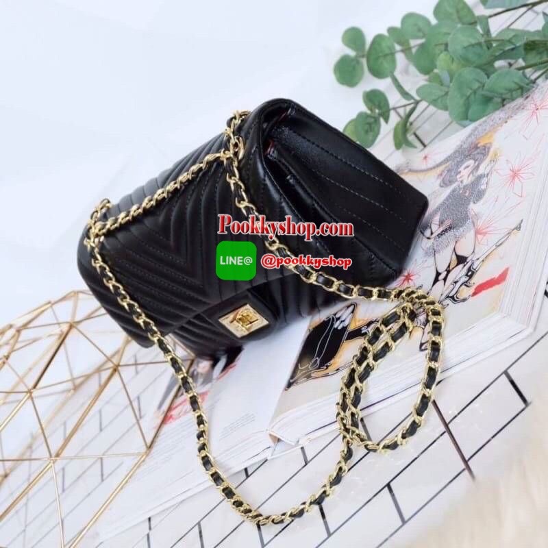 มาเพิ่มละค่า งาน Best Seller พร้อมสีใหม่สวยๆ มาให้เลือกเพิ่มอีก 2 สี !! KEEP รุ่น shoulder chevron chain handbag สวย หรู มากๆ เลยน๊า กระเป๋าอยู่ทรง หนังตัวใหม่ Microfiber สวย ทนกว่าเดิม ตัวกระเป๋าเย็บประณีต สายโซ่ปรับ สั้น ยาวได้คะ ภายในสีแดง มีช่องใส่ของ