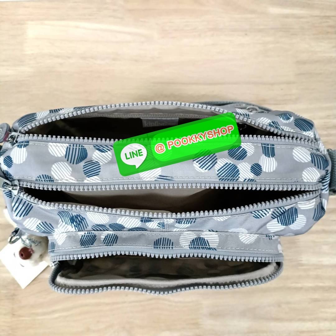 KIPLING RETH CROSSBODY BAG วัสดุ Nylon+polyester กระเป๋าสะพายข้างหรือ สะพาย Crossbody ได้ เปิด-ปิด ด้วยซิปปั๊มแบรนด์ที่หางซิป พร้อมช่องช่องหน้าแยกใส่ของใช้เล็กๆ น้อยๆ ได้ ช่องหลัก 2 ช่อง ด้านในโล่งกว้าง สามารถจุสัมภาระได้เยอะ มีช่องซิปด้านในและสายคล้องพวง