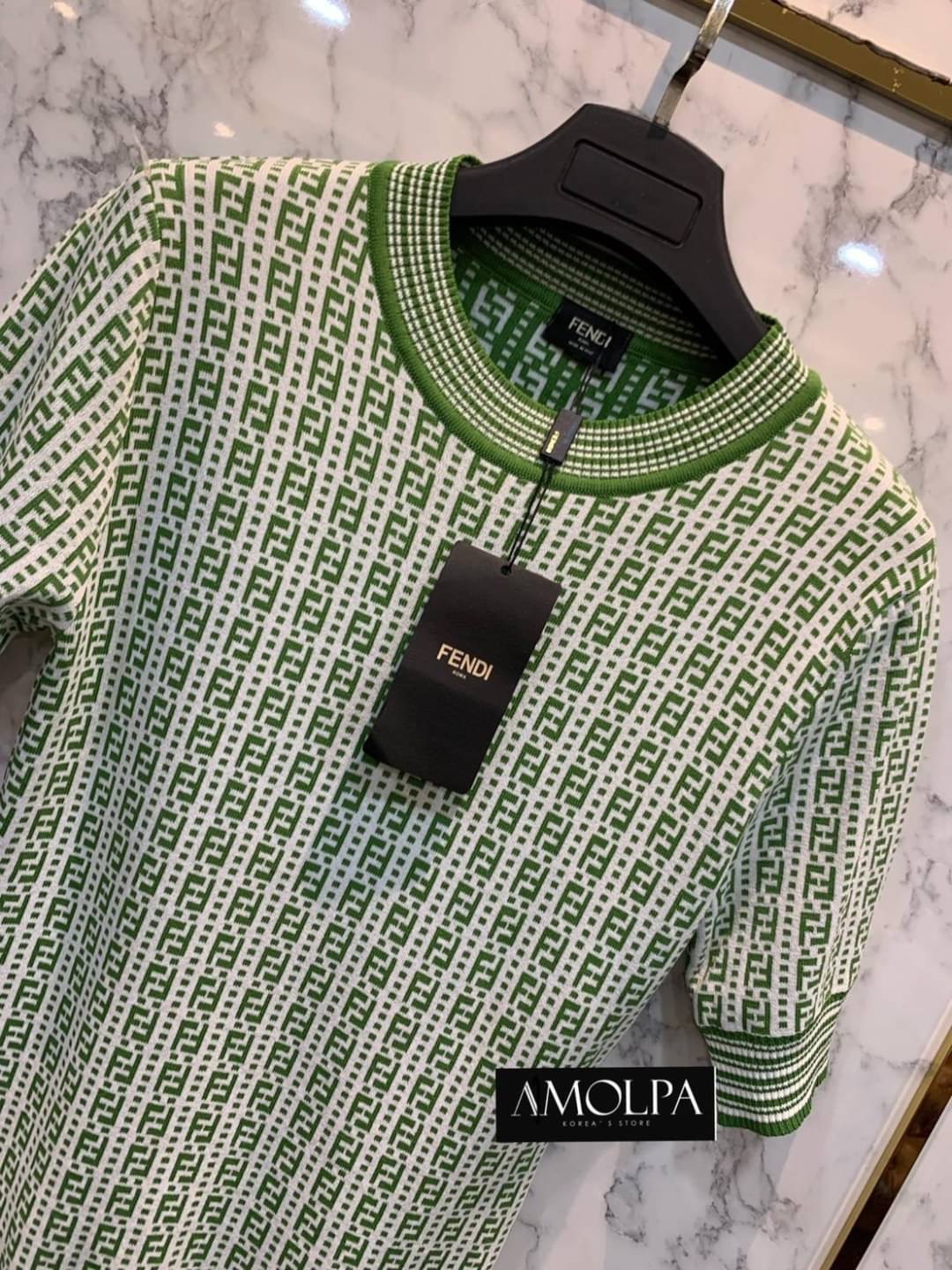 รอบ10 ......... ขายดีม๊ากกก ผ้าดีม๊ากกกก ใส่สวยย ทรงเป๊ะ ๆ # FENDI ลายใหม่ล่าสุด ชนช๊อปปป ต้องเก็บทุกสี จับผ้าแล้วคือดีสุดดๆ ผ้าแน่น ใส่แล้วให้ความรู้สึกไม่ร้อนเลยยย ใส่สวยจริงๆค่า อกคืออก เนินเด้ง สวยงามสุดๆ พร้อมส่ง!! เสื้อแขนสั้นFENDI KNITT ตัวล่าสุด 2