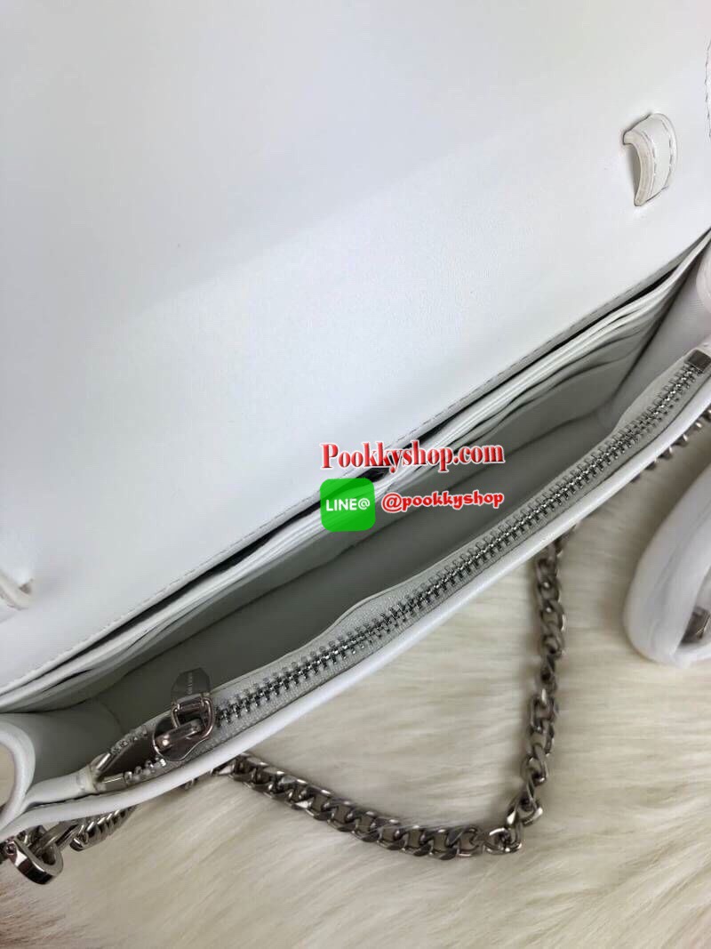 New! Arriva!! CHARLES & KEITH GEOMETRIC CHAIN LINK BELT BAGรุ่นใหม่ชนช็อป! กระเป๋าคลัทช์ใบยาว เล่นดีเทลที่ด้านหน้า เปิดปิดด้วยกระดุมแม่เหล็ก ด้านในมีช่องใส่บัตร 8 ใบ ช่องซิป 1 ช่อง สามารถใส่ iPhone plus ได้สบายค่า รุ่นนี้คล้องสายหนังสะพายแบบครอสบอดี้ได้ /