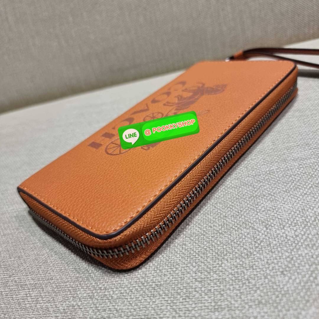 COACH C3548 LONG ZIP AROUND WALLET WITH HORSE AND CARRIAGE พร้อมเสิร์ฟความหรู กับคอลใหม่ สีสวย ผู้ดีขับผิวมาก กระเป๋าสตางค์ใบยาวกึ่งคล้องมือ เรียบหรู โดดเด่นด้วยโลโก้เอกลักษณ์ วัสดุหนัง pepble ทนทาน มาพร้อมสายคล้องมือ ถอดออกได้ ภายในใส่บัตรได้เยอะ มีช่องซ