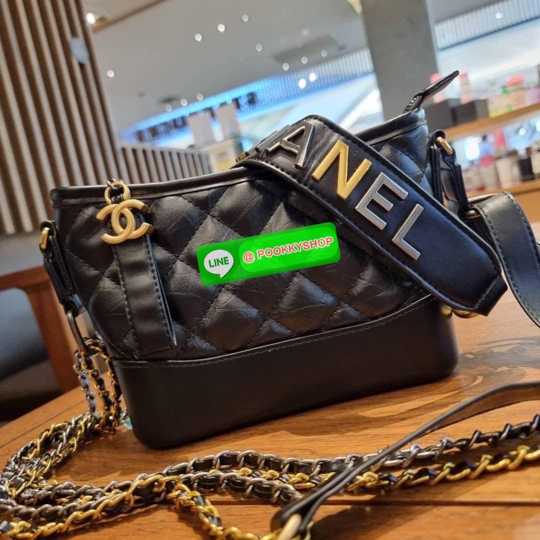 RESTOCK!! LIMITED SHOULDER BAG พรีเมี่ยมกิ๊ฟ Chanel ไซส์คลาสสิค กระเป๋าสะพายข้าง/ไหล่ หนังสังเคราะห์ นิ่ม หรู มาพร้อมพวงกุญแจสัญลักษณ์แบรนด์ พิเศษ!! สายคล้อง jumbo font เพิ่มดีเทลความแพง อะไหล่พร้อมโซ่สะพายสีทองสลับสีเงินรมดำ สามารถสะพาย crossbody หรือสะพ