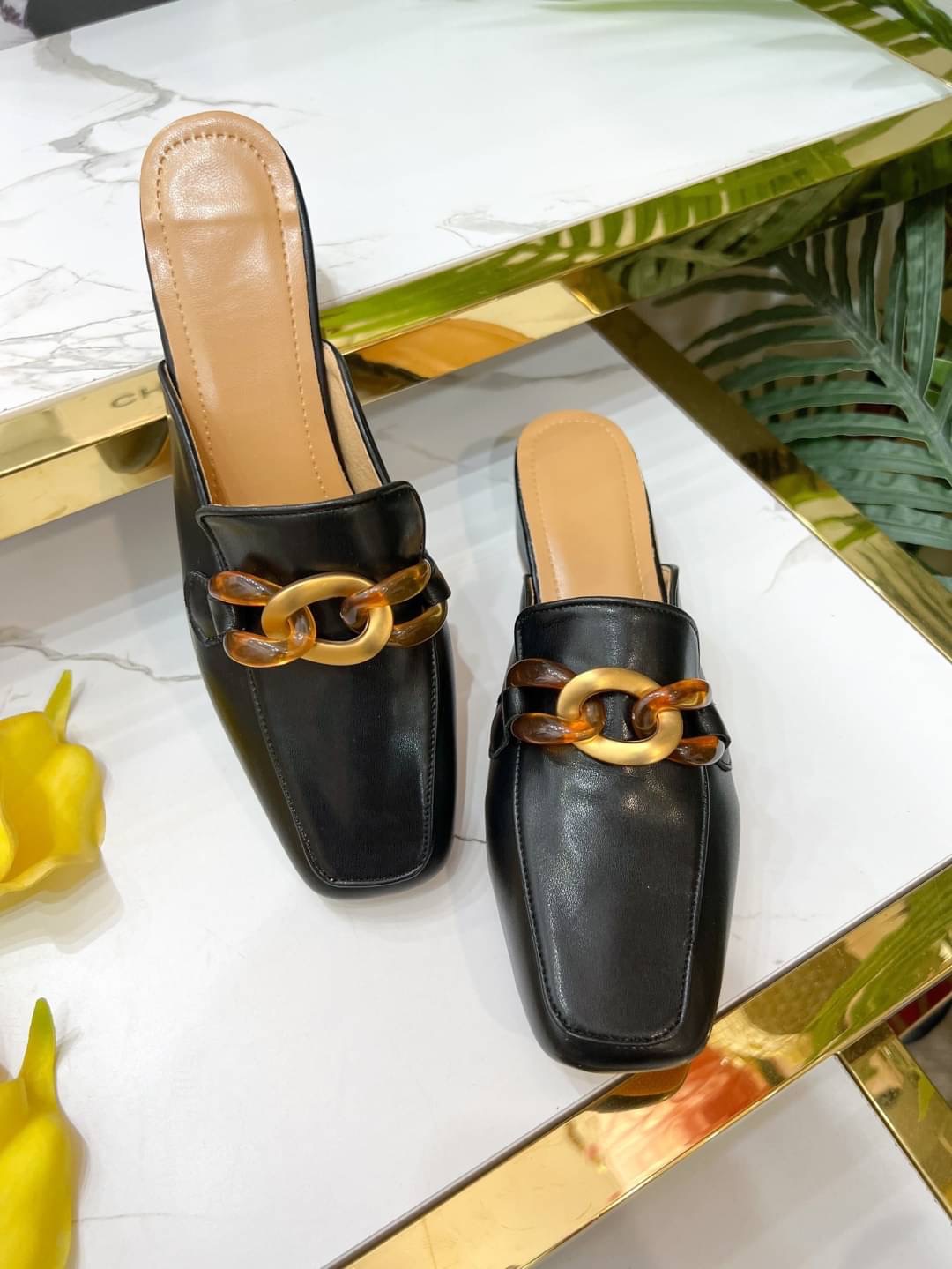 𝙉𝙀𝙒 𝙉𝙀𝙒 ‼️ รองเท้าสไตล์เกาหลีเกาใจมาแล้วทรงนี้เป็นทรงที่ทุกคนต้องมี คลาสสิครุ่นนี้น่ารักมาก ทรงหัวตัดมีความโซ่อะไหล่ทองคาดส้นไม่สูงพื้นนิ่มใส่สบายคู่นี้แมทช์กับเสื้อผ้าง่าย