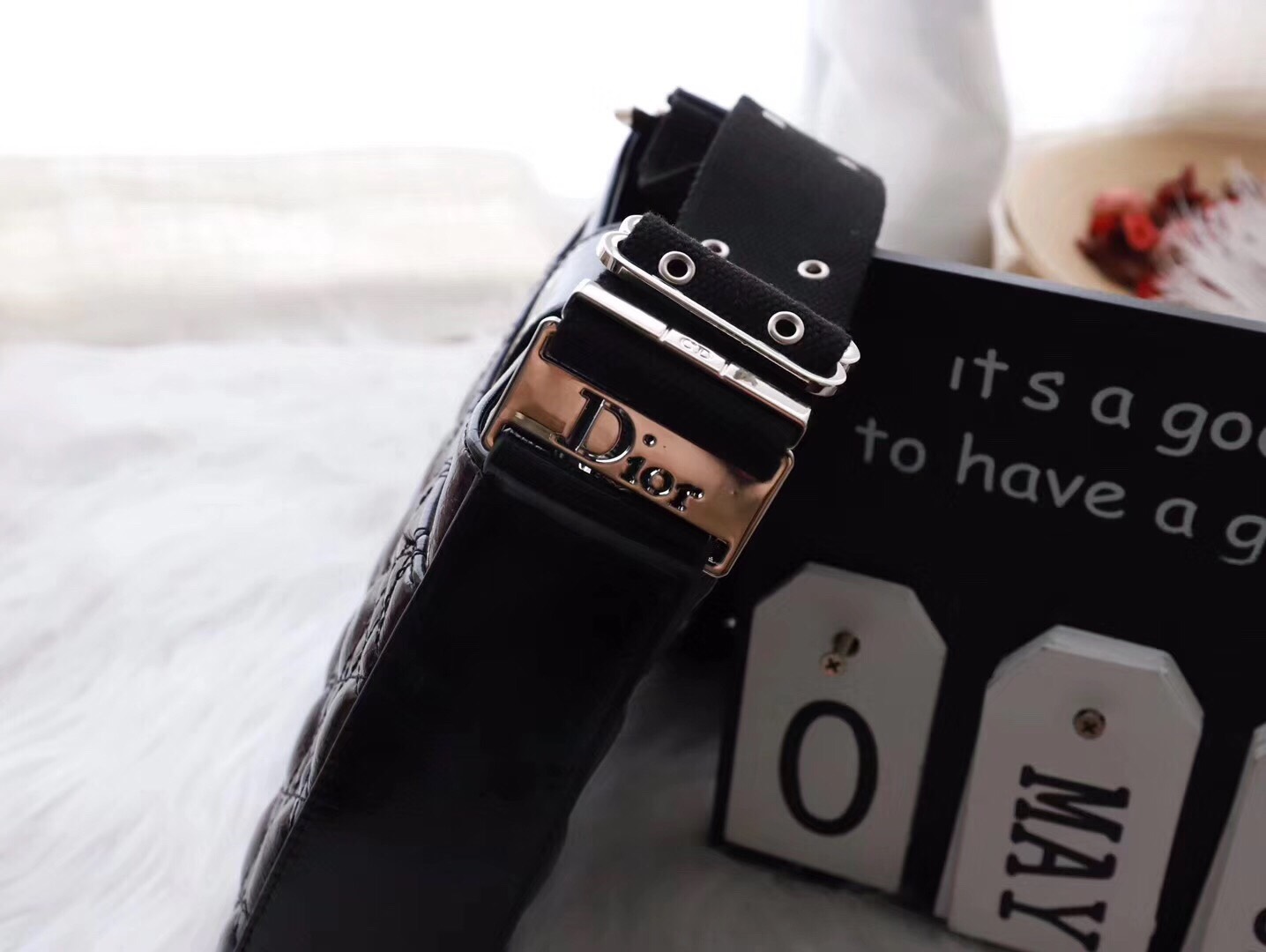 Diorสะพายข้าง วัสดุตัวกระเป๋าทำจากหนังผสมอย่างดี อะหลั่ยสีเงิน ด้านข้างเป็นหนังอย่างดี กระเป๋าเป็นซิปปาก ด้านหลังมีช่องใส่ของ มีเข็มขัดคาด สายยาวเป็นสายแฟชั่นสีดำสามารถปรับระดับได้