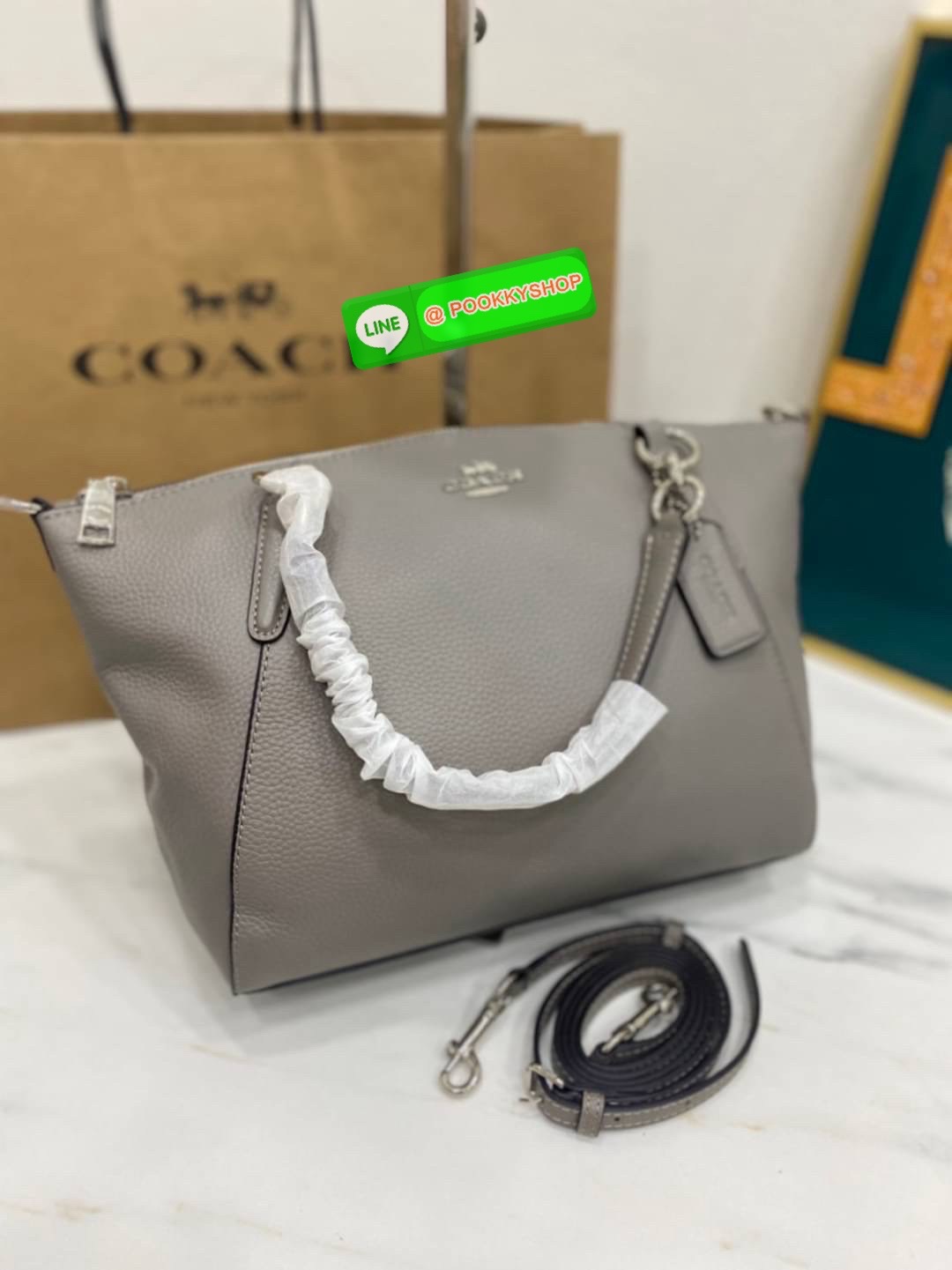 Coach F36675 Pebble Leather Satchel สีแดงหรูหรา | หนังแท้ | ทรงซิปบน | ใบใหญ่จุใจ❤️ สะดุดตาทุกมุมมองกับ Coach F36675 ใบใหญ่ทรงซิปบนที่ใช้งานได้ทุกวัน หนังแท้สัมผัสนุ่ม สีแดงหรูโดดเด่น ตัดกับฮาร์ดแวร์ทองอย่างลงตัว ใส่ของได้จุใจ ทั้งกระเป๋าสตางค์ มือ