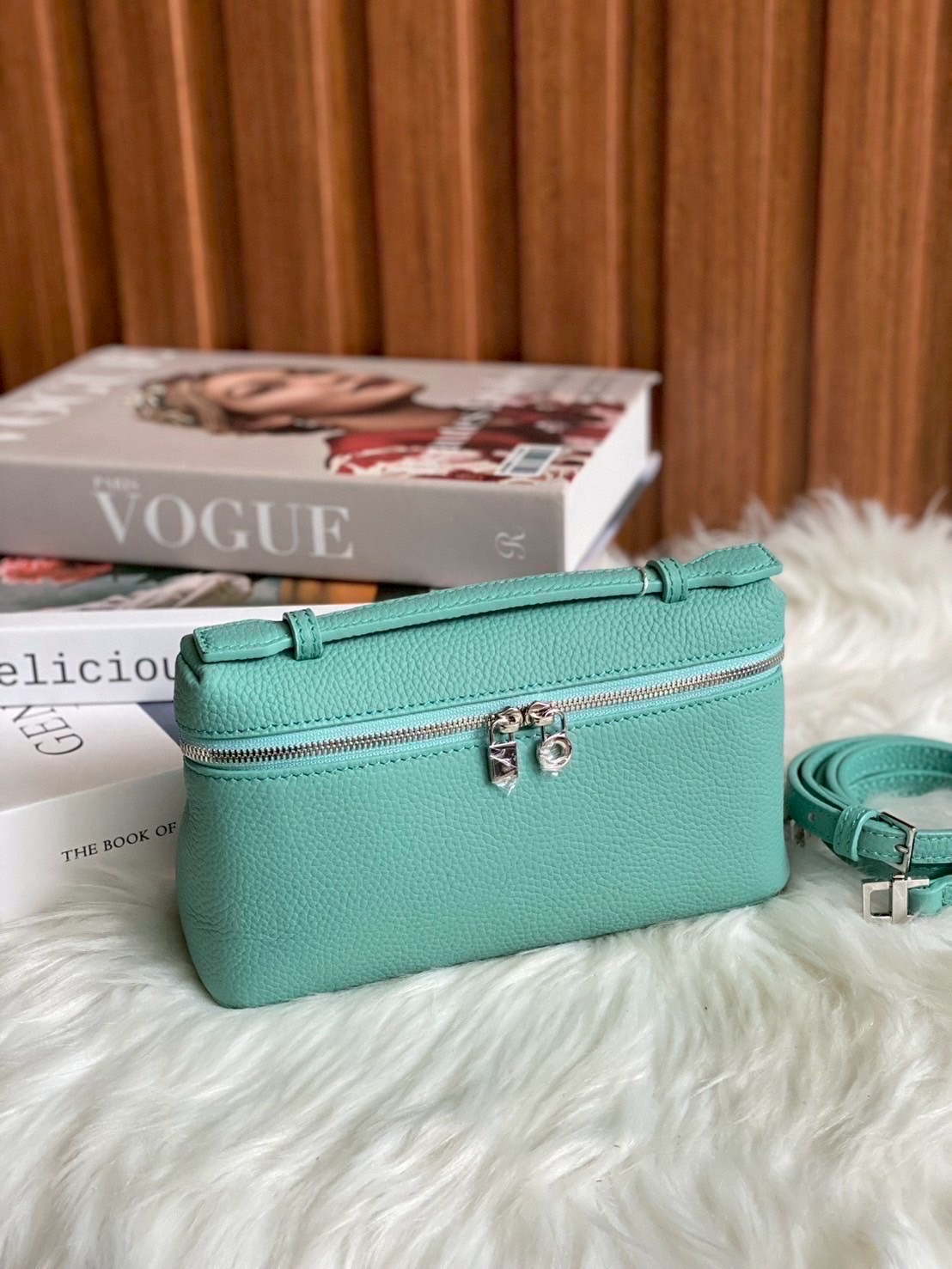 LP กระเเสเรียบหรูดูเเพงเเบบไม่ตะโกน ต้องยกให้รุ่นนี้เลยค่า งานตัดเย็บสวยมากกก เป็นหนังวัวเเท้ สัมผัสดีมากก จุของให้ครบ มือถือใส่ได้ทุกรุ่น มาพร้อมสายสะพายยาว