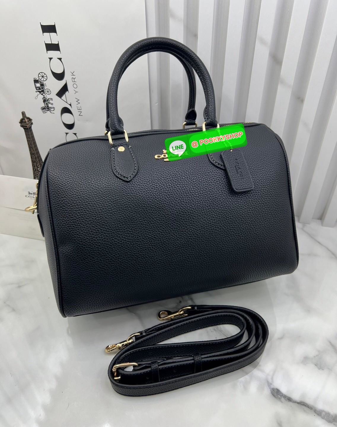 COACH ROWAN SATCHEL IN SIGNATURE CANVAS จุดเด่นของกระเป๋าทรงsatchel bag คือรูปทรงของกระเป๋าดูแข็งแรง มั่นคง ไม่เสียทรงง่าย มาพร้อมหูหิ้วที่ด้านบนของกระเป๋า ลายแคนวาสที่เป็นซิกเนเจอร์แบบเอกลักษณ์ ช่องใช้งานทุ้งภายในและภายนอก นอกจากนี้ กระเป๋าประเภทนี้ยังมี