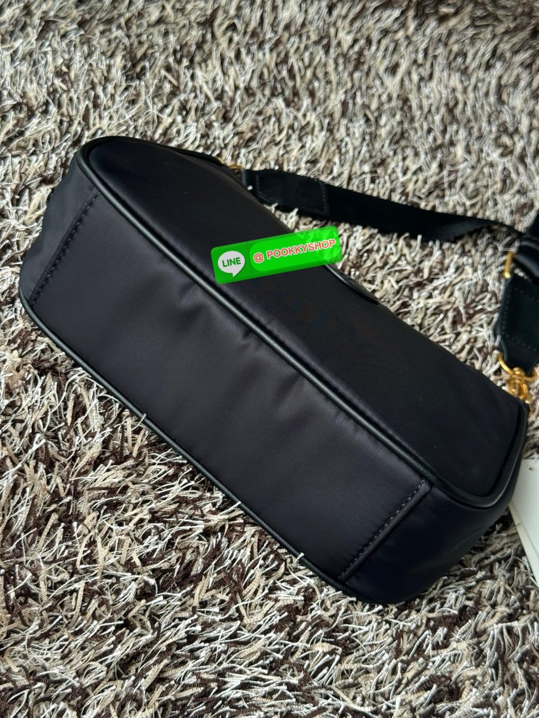 Tory burch nylon web mini hobo เป็นอีกหนึ่งตัวเลือกที่น่าสนใจสำหรับคนที่กำลังมองหากระเป๋าที่เน้นการใช้งาน ดีไซน์เรียบง่าย น้ำหนักเบา เน้นการใช้งานเป็นหลัก อีกทั้งยังมีสายสะพายแบบสปอร์ตช่วยคุณสะพายบนไหล่หรือครอสบอดี้ได้สะดวก ที่สำคัญ ผลิตจากผ้าไนลอนที่มีคว