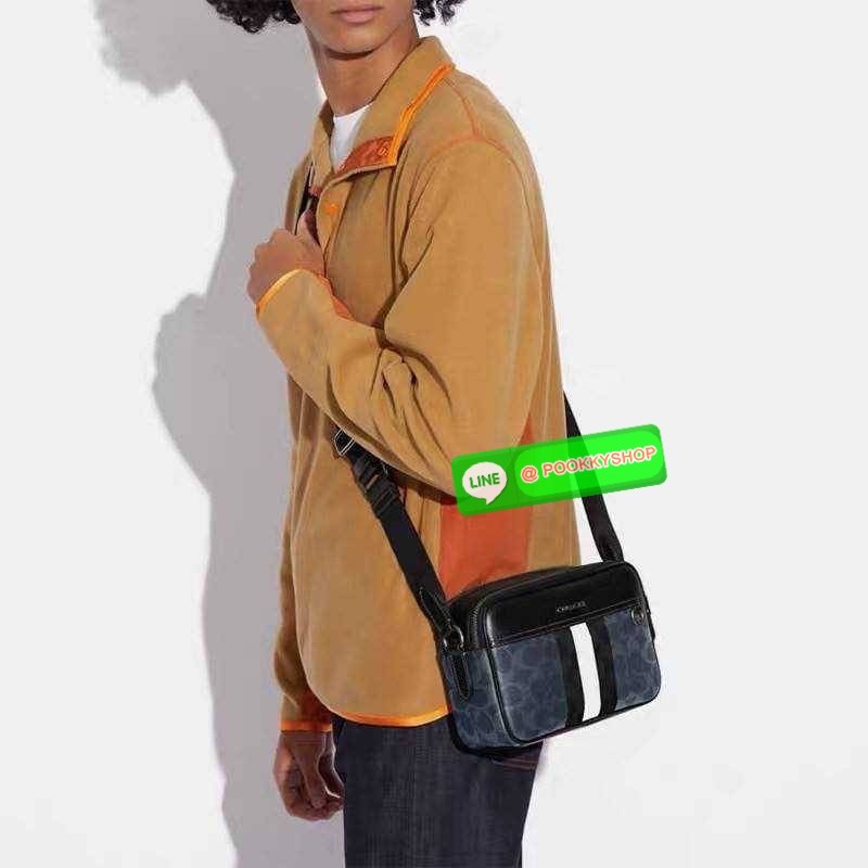 กระเป๋าสะพายข้างผู้ชาย COACH Graham Crossbody In Blocked Signature C9965 กระเป๋าผ้าเคลือบซิกเนเจอร์และหนังอย่างดี ภายในกระเป๋าเอนกประสงค์ ปิดซิปคู่ ซับในผ้า กระเป๋าสลิปด้านนอก สายปรับได้ยาว 25 นิ้ว สำหรับสะพายไหล่หรือสะพายข้าง