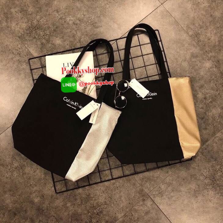 Calvin Klein Jeans Original Tote Bag กระเป๋าสะพายทรง Tote รุ่นแนะนำจาก Calvin Klein Jeans วัสดุ Canvas สีดำตัดด้วยหนังสังเคราะห์ด้านข้างดูมีดีเทล ด้านหน้ามีโลโก้ น้ำหนักเบา ใบใหญ่กำลังดี เปิดปิดด้วยซิปสะดวกใช้ หัวซิปแบรนด์ ภายในมีโลโก้และช่องซิป สามารถใส่