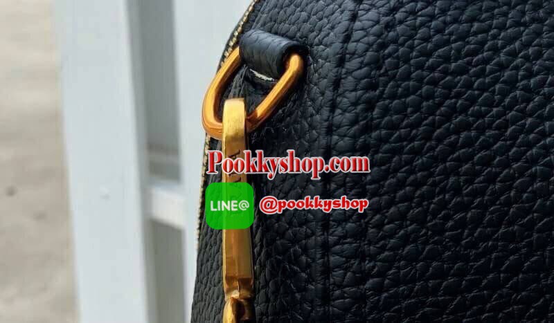 Prada Limited edition กระเป๋าอเนกประสงค์ทรงสวยหนังลายคาเวียร์มีสายยาว เลิศมาก ขนาดกำลังดี ใช้แล้วสวยมากๆ น้ำหนักเบา อะไหล่ทองหรูมาก จุของคุ้ม มี3ช่องหลัก เปิด-ปิดด้วยซิป งานเกินราคารับประกันค่ะ