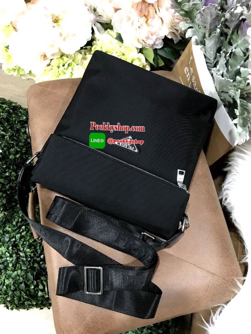 ห้ามพลาด! PRADA MESSENGER BAG VIP GIFT WITH PURCHASE (GWP) กระเป๋าสะพายทรงเหลี่ยมพรีเมี่ยมกิ๊ฟ Limited edition จากเคาน์เตอร์แบรนด์ วัสดุ Nylon เนื้อหนาด้านหน้าประดับโลโก้แบรนด์ดีไซน์คลาสสิคไม่มีเอ้าท์ ขนาดกำลังดี เปิดปิดด้วยซิปสะดวกใช้ ด้านหลังมีช่องซิป ห