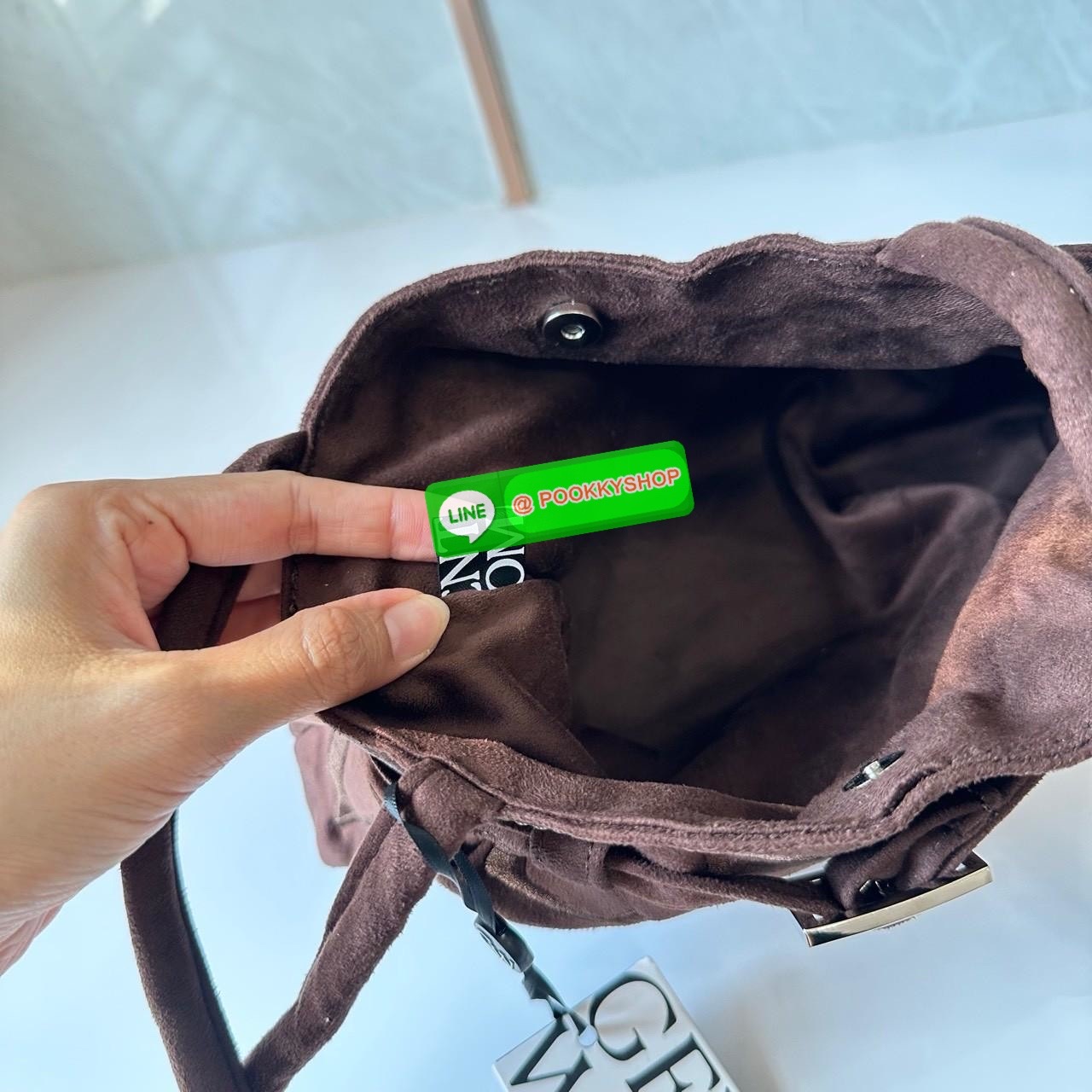 GENTLEWOMAN SUEDE BALLERINA BAG 🔖กระเป๋า Ballerina Bag ในวัสดุหนังกลับ (suede edition) พร้อมโลโก้ปักสีเดียวและรายละเอียดหัวเข็มขัด ทำให้ดูเก๋มีสไตล์โดดเด่น 🔖วัสดุ: หนังกลับ 🔖เปิด-ปิดแบบสแน๊บแม่เหล็ก ภายช่องโล่งกว้างจุของได้เยอะ