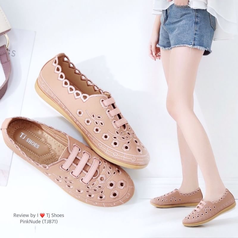 พร้อมส่งรองเท้าสุขภาพ ที่ทั่งเกร๋ทั้งน่ารักสุดๆ รองเท้ารุ่นนี้เป็นงานสั่งทำพิเศษ หนังนิ้มนิ่ม จับแมทกับชุดอะไรก็เกร๋ก็น่ารักสุดๆ พื้นบุนิ่มแถมมีรูระบายอากาศใส่แล้วเท้าไม่อับ ใส่นุ่มเดินสบายมากๆ ส้นยางอย่างดี เป็นรุ่นแนะนำ ซื้อไปรับรองไม่ผิดหวัง ห้ามพลาดเล