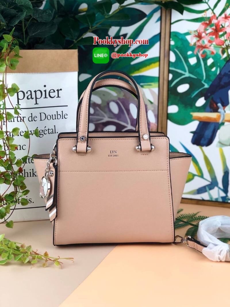 Lyn Handbag กระเป๋าถือ/สะพายวางอยู่ทรง ด้านหน้ามีปั๊มโลโก้แบรนด์ มาพร้อมพวงกุญแจหนังเข้าสีกระเป๋า มีหมุดรองฐานทั้ง 4 มุม หูหิ้วสามารถพับลงได้ เปิดปิดแบบซิป ด้านในมีช่องซิปเล็ก 1 ช่อง สามารถใส่ iPhone plus กระเป๋าเงินใบกลางได้สบายๆค่ะ มีสายสะพายยาวหนังปรับ