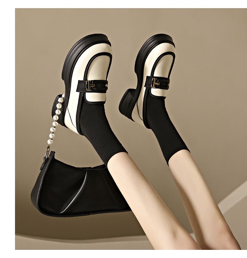 สินค้ามาใหม่ พร้อมส่งเลยค่ะ... แฟชั่นเกร๋ๆอินเทรนด์ฮิต ชิคๆคูลๆดูเก๋มีสไตล์ วัสดุ pu เนื้อหนานุ่มคุณภาพดี แต่งอะไหล่ด้านหน้า สวมใส่สบายมากก พื้นรองเท้าหนา 5 c.m. ใส่แล้วสูงเพรียว งานน่ารักมากๆจ้า ไม่ผิดหวังแน่นอน